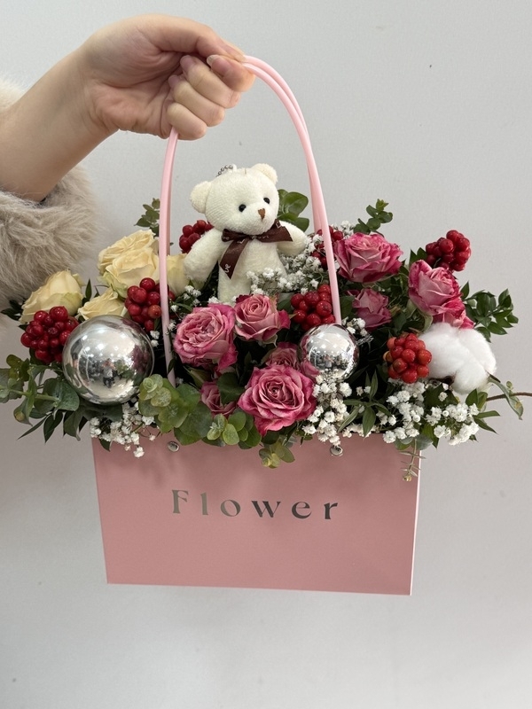 Pembe Çantada Yılbaşı Aranjmanı