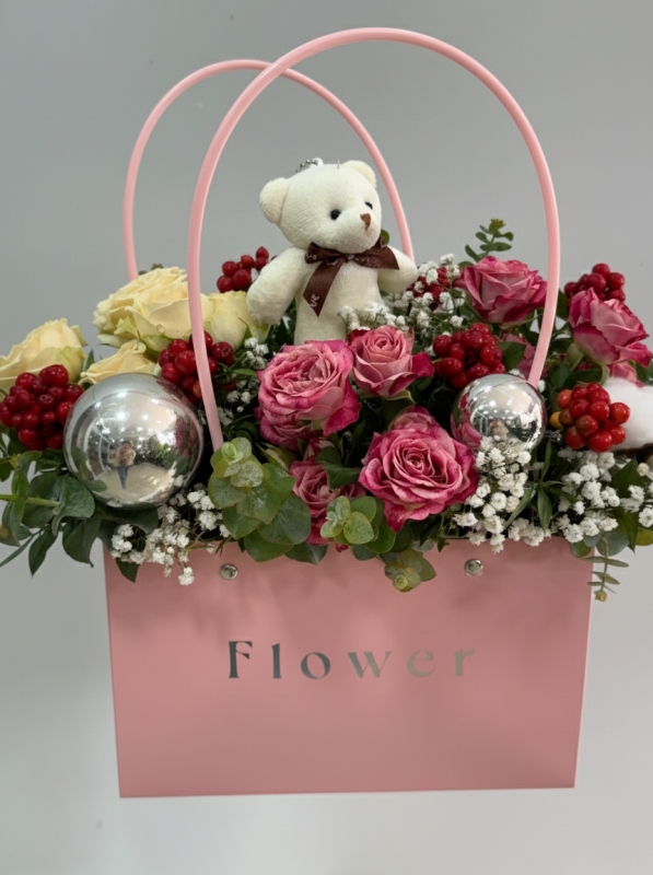 Pembe Çantada Yılbaşı Aranjmanı