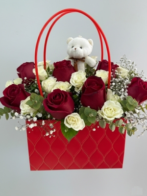 Kırmızı Çantada Çiçek Aranjmanı